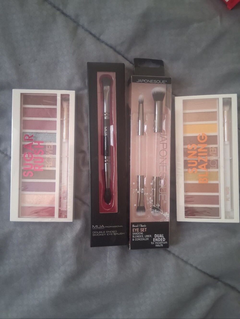 Eye Shadow And Brush Set